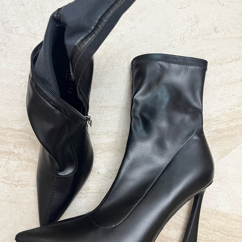 Sleek Black Heeled Boots for Women